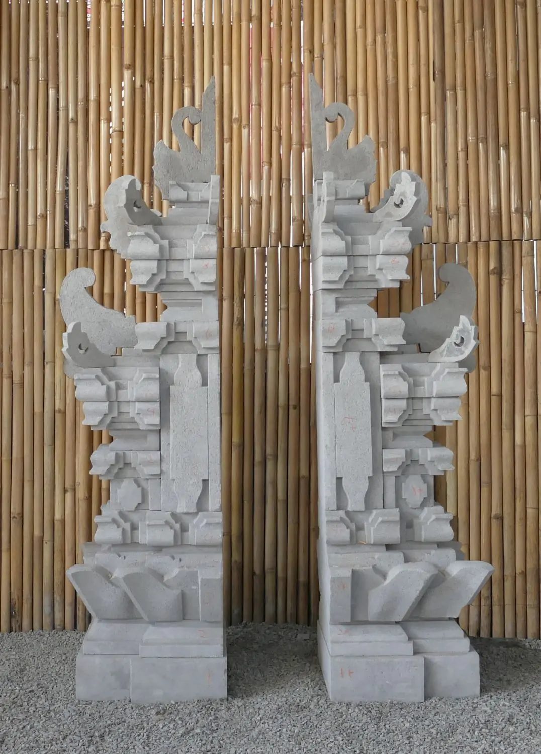  Product image 2 of the product “Balinese Gate, casted with Paras Stone. 2 Elements right and left. Total Height of 200cm. Mulitparted. ”